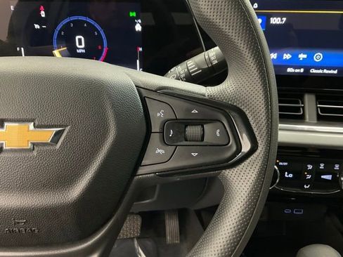 Used 2025 Chevrolet Trax LT FWD image 13