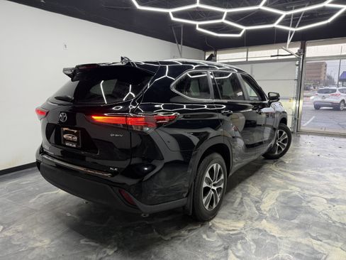 Used 2026 Toyota Highlander XLE image 3