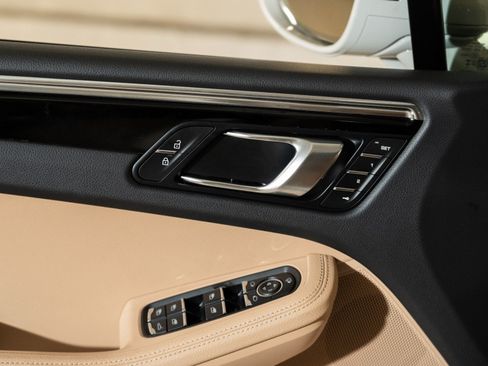 Certified 2026 Porsche Macan AWD/4WD image 17