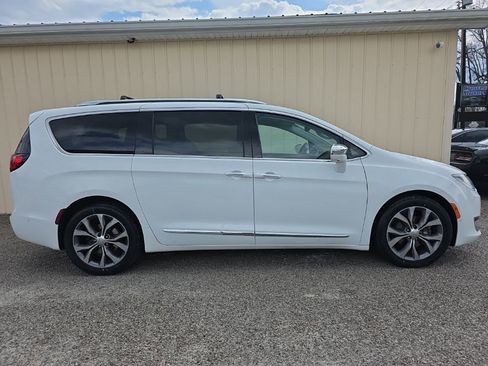 Used 2017 Chrysler Pacifica Limited image 3