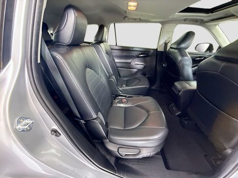 Used 2022 Toyota Highlander XLE AWD/4WD image 23