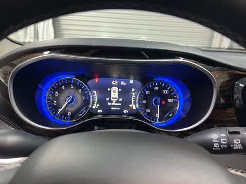 Used 2024 Chrysler Pacifica Limited image 27