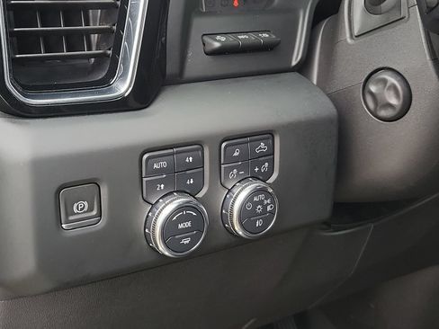 Used 2024 GMC Sierra 1500 Denali w/ Technology Package AWD/4WD image 18