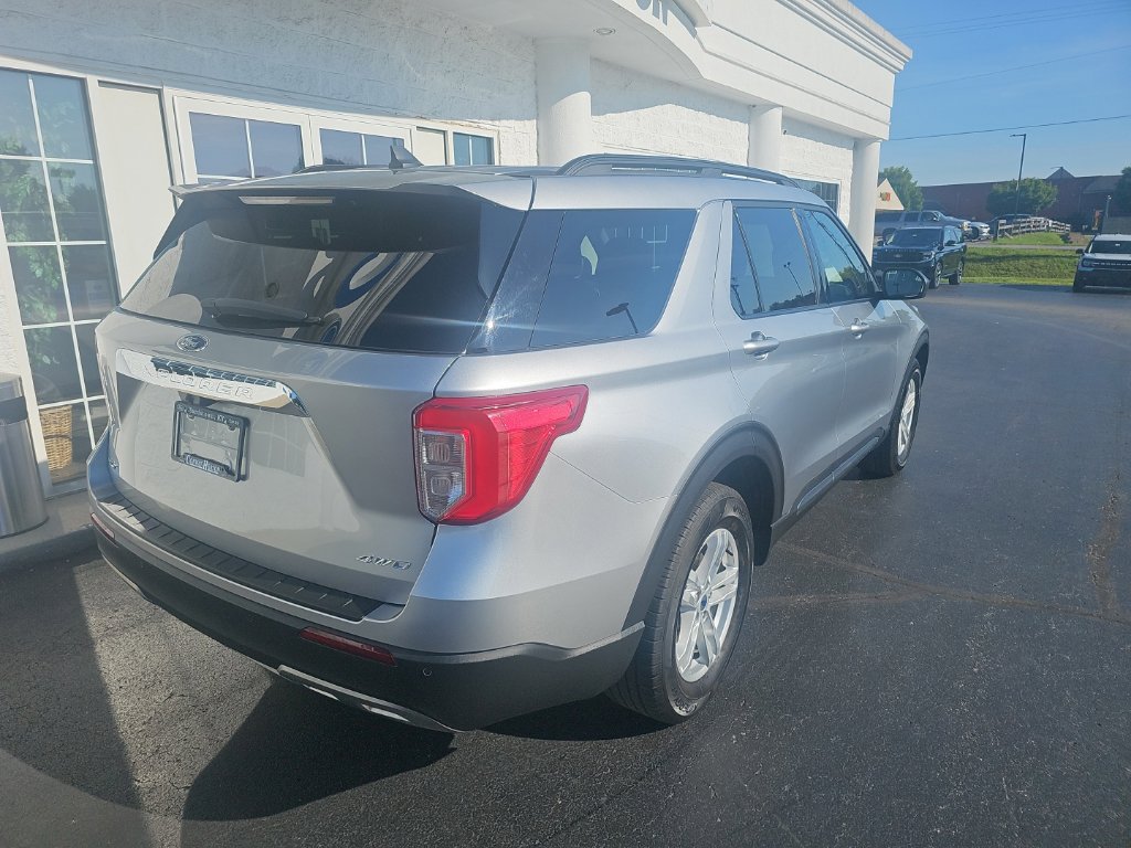 Used 2024 Ford Explorer XLT w/ Equipment Group 202A AWD/4WD image 4
