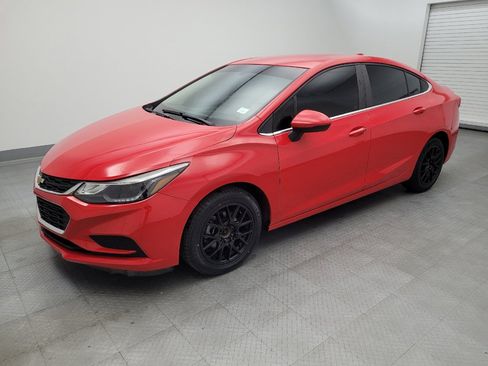 Used 2017 Chevrolet Cruze LT image 2