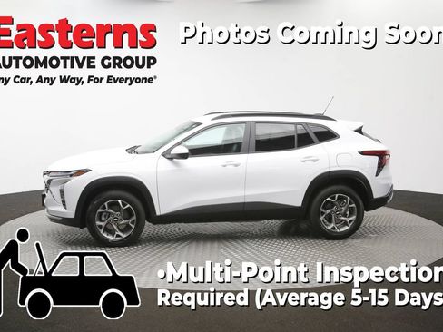 Used 2025 Chevrolet Trax LT FWD image 59