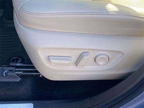 Used 2024 Toyota Highlander Limited image 17