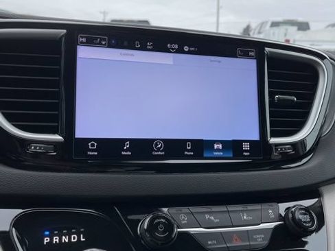 Used 2024 Chrysler Pacifica Touring-L FWD image 45