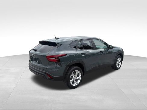 Used 2025 Chevrolet Trax LS w/ LS Convenience Package FWD image 6