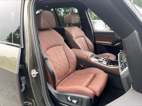 Used 2025 BMW X5 xDrive40i w/ M Sport Package AWD/4WD image 9