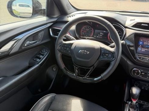 Used 2023 Chevrolet TrailBlazer RS w/ Sun and Liftgate Package FWD image 11