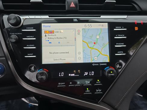 Used 2020 Toyota Camry XLE w/ Sunroof Package FWD image 19
