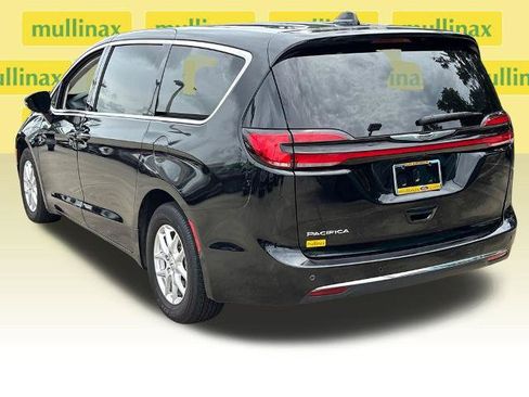 Used 2024 Chrysler Pacifica Touring-L FWD image 9