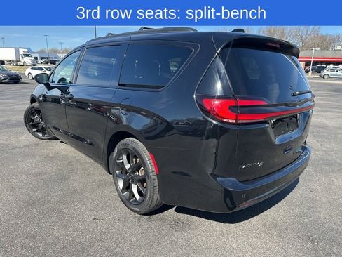Used 2025 Chrysler Pacifica Limited image 18