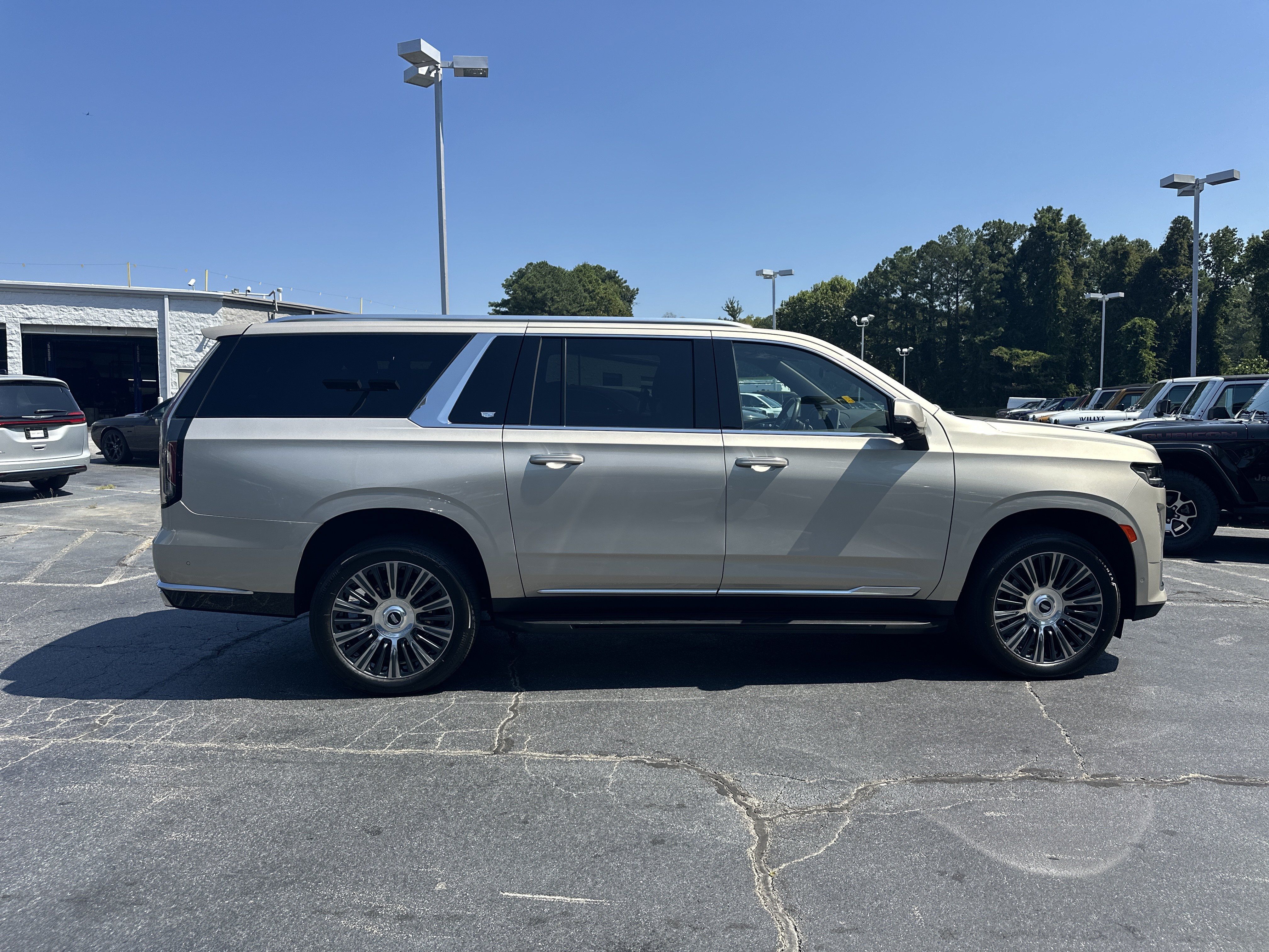 Used 2022 Cadillac Escalade ESV Premium Luxury AWD/4WD image 10
