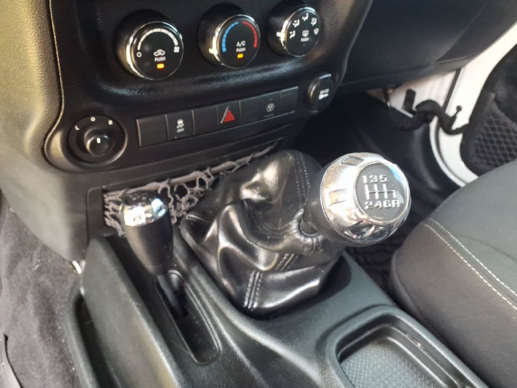 Used 2017 Jeep Wrangler Unlimited Sahara w/ Connectivity Group AWD/4WD image 12