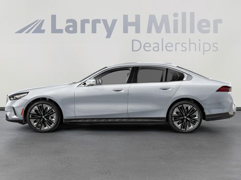 Used 2025 BMW 530i w/ M Sport Package image 3