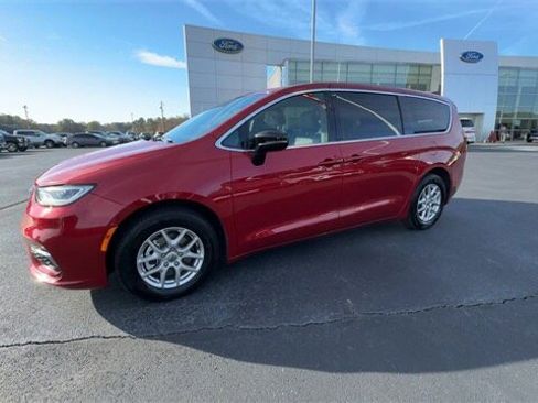 Used 2025 Chrysler Pacifica Select image 4