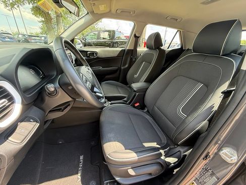 Used 2024 Hyundai Venue Limited FWD image 22