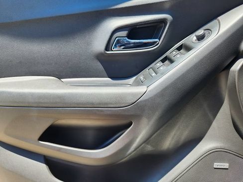 Used 2017 Chevrolet Trax Premier w/ Driver Confidence II Package FWD image 26