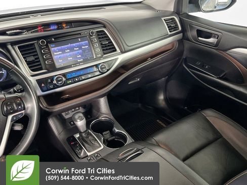 Used 2018 Toyota Highlander XLE AWD/4WD image 25