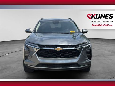 Used 2025 Chevrolet Trax LT w/ LT Convenience Package FWD image 3