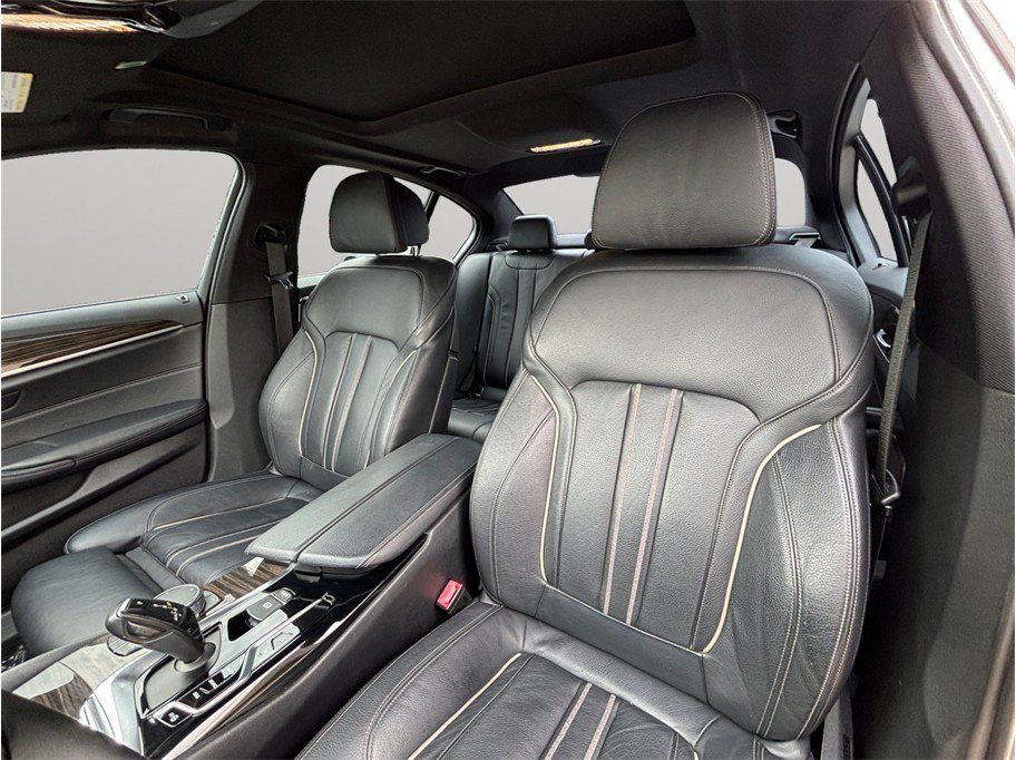 Used 2018 BMW 540i RWD image 2