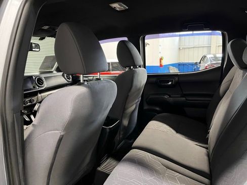 Used 2017 Toyota Tacoma TRD Sport AWD/4WD image 17