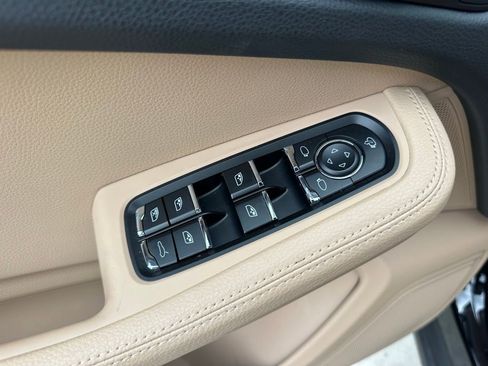 Certified 2023 Porsche Macan AWD/4WD image 21