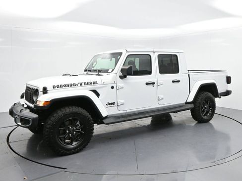 Used 2025 Jeep Gladiator Sport AWD/4WD image 4