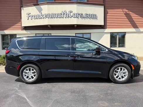 Used 2024 Chrysler Pacifica Touring-L FWD image 8