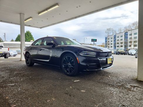 Used 2016 Dodge Charger SE w/ Blacktop Package image 7