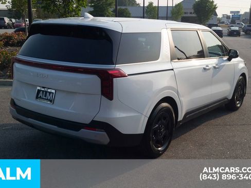 Used 2025 Kia Carnival FWD image 5
