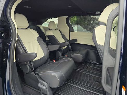 Certified 2025 Toyota Sienna Limited image 15