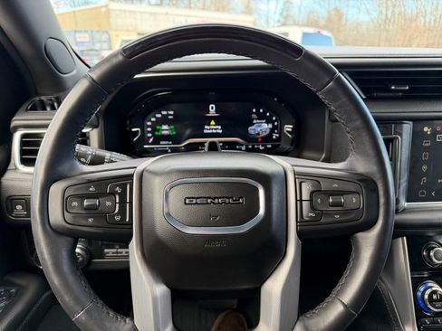 Used 2024 GMC Yukon Denali w/ Advanced Technology Package image 17