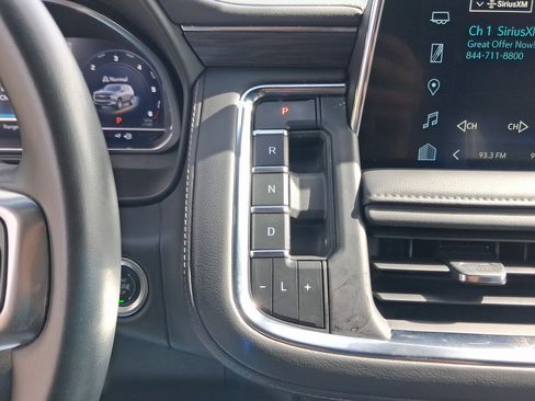 Used 2024 Chevrolet Suburban LT RWD image 16