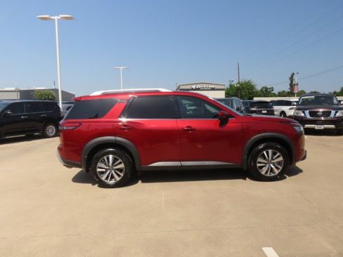Used 2024 Nissan Pathfinder SL w/ Black Appearance Package FWD image 7