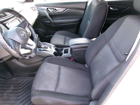 Used 2020 Nissan Rogue SV image 11