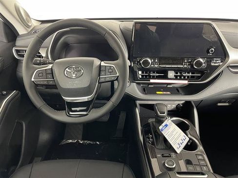 New 2026 Toyota Highlander Limited AWD/4WD image 13