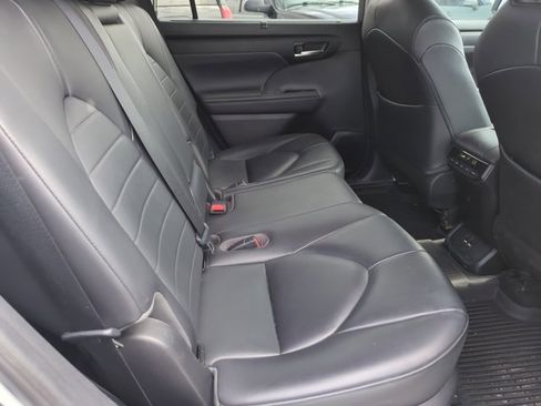 Used 2020 Toyota Highlander XLE image 26