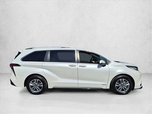Used 2021 Toyota Sienna Limited FWD image 4