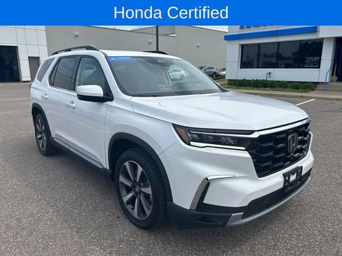 Certified 2023 Honda Pilot Touring image 2