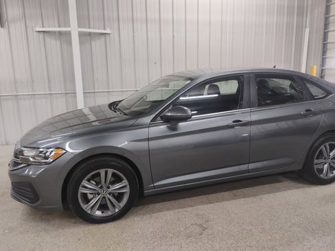 Used 2024 Volkswagen Jetta SE image 2