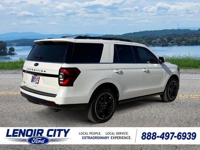 Used 2024 Ford Expedition Limited AWD/4WD image 3