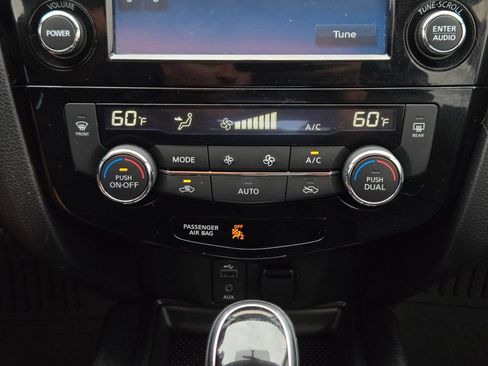 Used 2017 Nissan Rogue SV w/ SV Premium Package FWD image 13