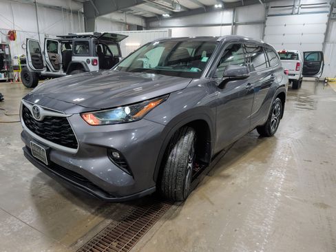 Used 2022 Toyota Highlander XLE image 6