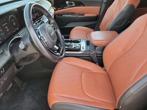 Used 2023 Kia Carnival SX image 3
