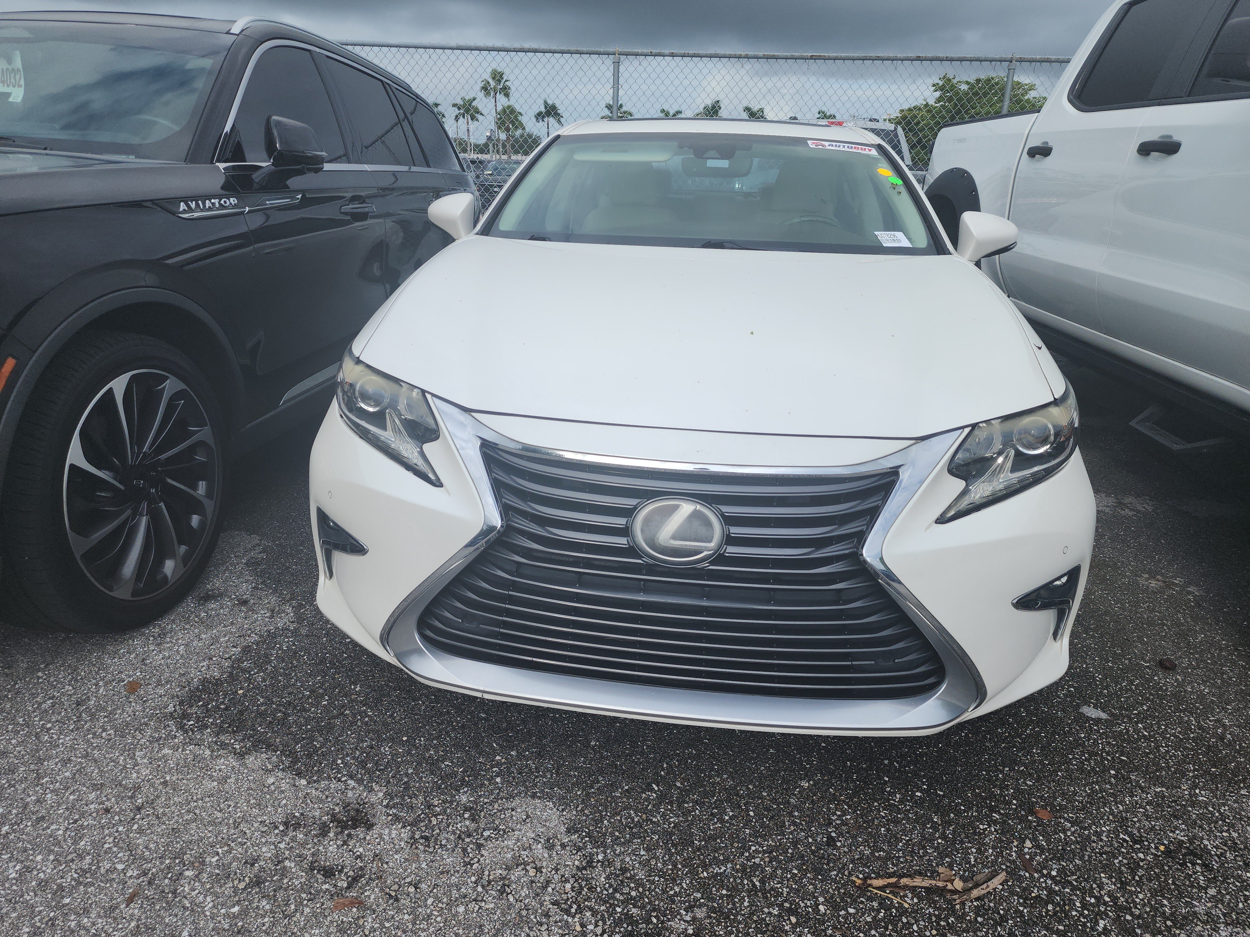 Used 2017 Lexus ES 350 w/ Premium Package FWD image 2