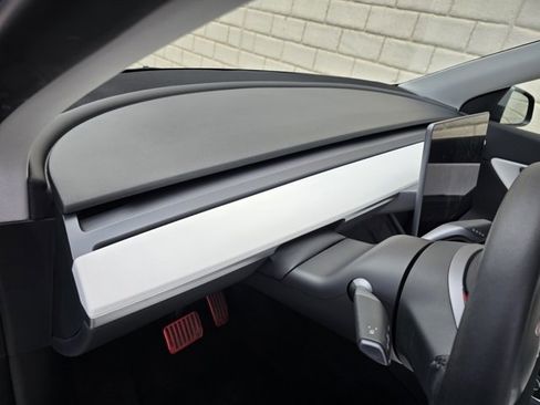 Used 2021 Tesla Model Y Long Range image 24