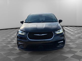 Used 2024 Chrysler Pacifica Touring-L video 2